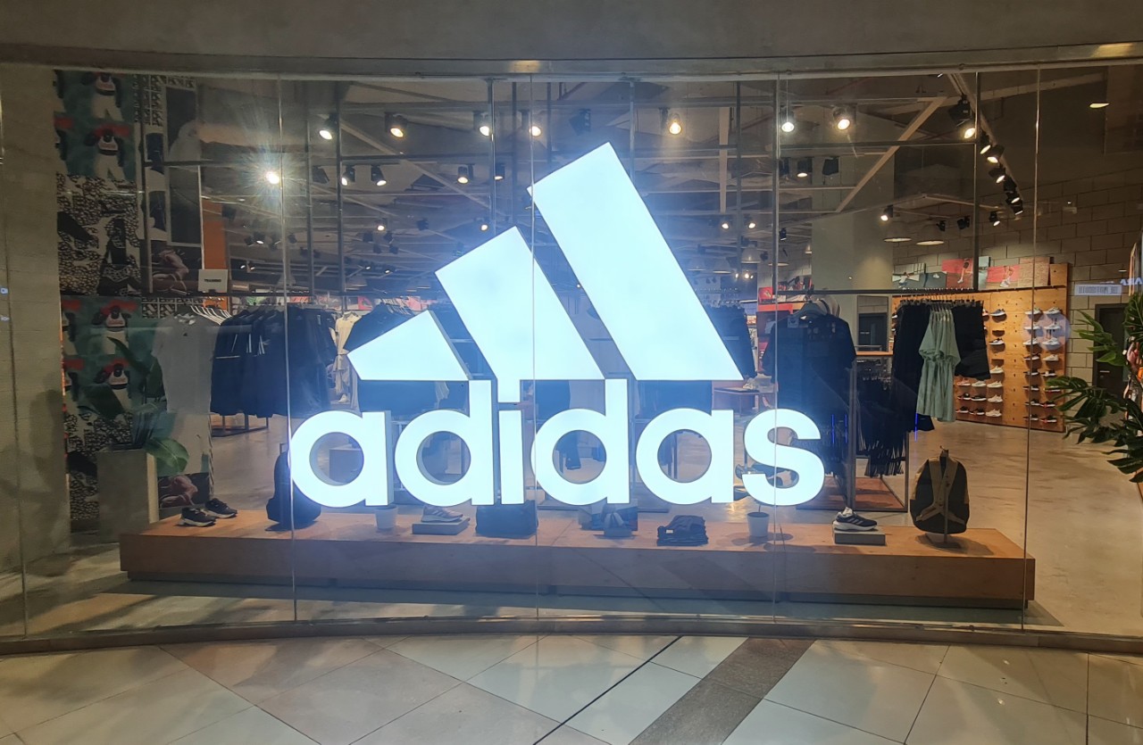 Chữ mica hộp đèn logo adidas